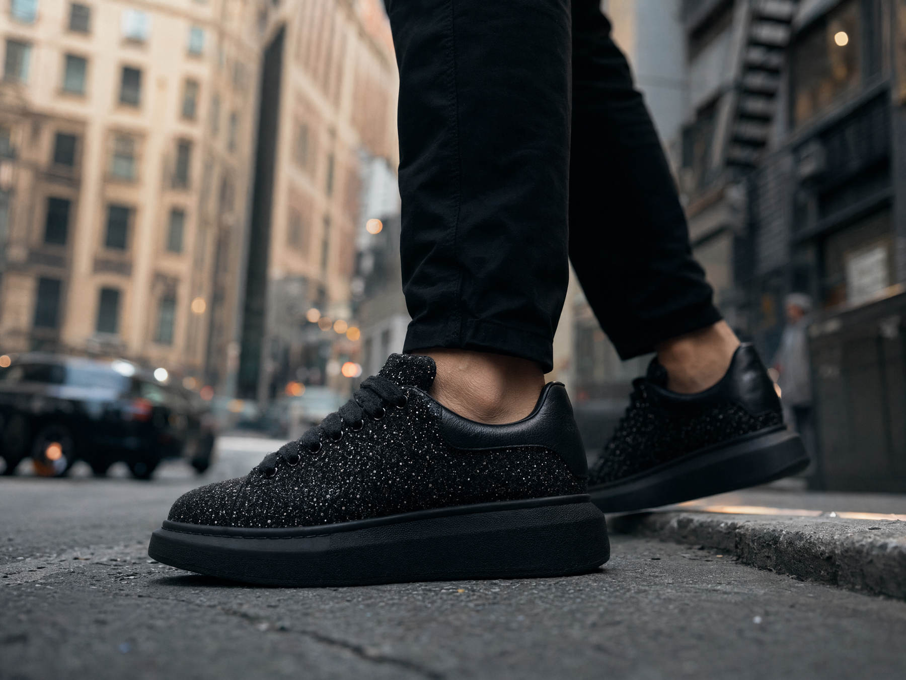 Oversized Sneaker Triple Black Glitter